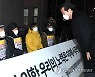고 김용균 씨 모친과 대화하는 민주당 이낙연 대표