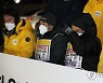 눈물 닦는 고 김용균씨의 어머니 김미숙씨