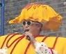 '백파더' 노라조, 오므라이스로 변신..케첩+달걀 의상