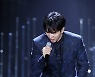 열창하는 이승기