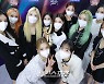 [포토]이달의 소녀, '트로피와 함께 셀카'