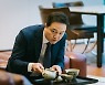 '날아라 개천용' 정웅인, 생생 촬영 현장 비하인드 스틸 공개
