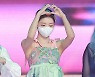 [MD포토] 오마이걸 유아 '하트 전해요'