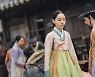 '철인왕후' 신혜선 김정현 저잣거리 데이트 포착, 예상치 못한 심쿵유발