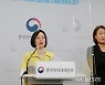 당국 "감소 지표 보이지만 당분간 강력한 거리두기 이어가야"