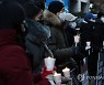 촛불 든 헬스클럽 관계자들