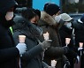 헬스클럽 관계자들, 휴일에도 촛불을 들고