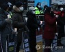 헬스클럽 관계자들, 휴일에도 촛불을 들고