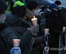 헬스클럽 관계자들, 휴일에도 촛불을 들고