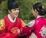 '철인왕후' 신혜선X김정현, 호숫가서 '심쿵' 스킨십