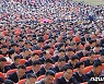 제8차 노동당 대회에 참가한 북한 대표자의 모습