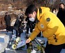 노회찬 묘소에 중대재해법 전하는 김종철 대표