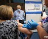 변이 코로나 확산에 다급한 영국, "하루 20만명씩 백신 접종"