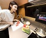 KT, 이동하는 TV 출시.. "안방서 보던 드라마, 요리하면서도 즐기세요"