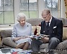 [오늘의 글로벌 오피니언리더] 英여왕, 남편과 코로나백신 접종