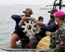 [포토] 62명 실종 인도네시아 여객기 잔해 수거