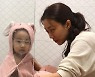 '의사♥︎' 서현진, 13개월 아들 목욕에 지친 얼굴 "목욕 끝내려면 통사정 해야"