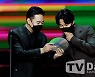 [TD포토] 김남길 '대상이 궁금해~'
