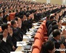 당 대회 마지막 의정 '선거' 진행하는 북한 대표자들