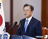 문 대통령 "전 국민 코로나 백신 무료 접종"