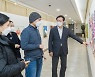 [포토]채현일 영등포구청장, 장애인 작가와 청사 갤러리 작품 관람