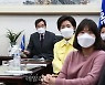 <포토> 문 대통령 신년사 시청하는 이낙연-김태년