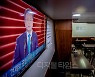 [포토] 음식점 TV서 중계되는 문재인 대통령 신년사