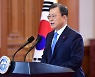 '회복·포용' 의지 담은 신년사..부동산 문제엔 "송구" 첫 사과