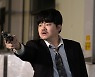 '극한직업' 감독 각본의 짠내 나는 코미디..유머는 쉴 새 없는데 연기 호흡 '덜컹덜컹'