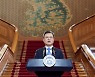 Moon reaffirms willingness to talk with NK 'anytime, anywhere'