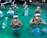 코로나 종식 소망하며 얼음물 속 기도한 日