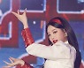 [MD포토] 여자아이들 수진 '빠져드는 블랙홀 무대'