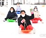 눈썰매가 신난 어린이들