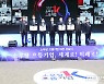 소부장 으뜸기업 대표들과 기념촬영 하는 성윤모 장관