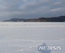 꽁꽁 얼어붙은 충남 예산 '예당호'