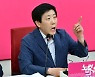 박상학 "취재진 폭행은 정당방위" 첫 재판서 혐의부인
