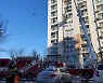 아파트 5개층 덮은 거대한 고드름..제거 현장서 드론 활약
