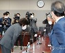 인사하는 전현희 권익위원장