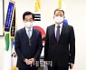 [포토]안병용 의정부시장, 우종수 경기북부경찰청장과 코로나19 공동 대응 협력 논의