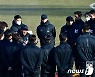 작전 지시하는 김학범 감독