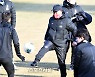 [포토]올림픽대표팀 김학범 감독, 나도 몸 좀 풀까!