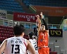 [포토] 전자랜드 정효근, 허를 찌르는 3점슛!