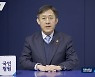 靑, '하늘나라로 간 6살 슈퍼히어로' 청원에 "올해 보조교사 1000명 증원"