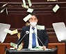 "선거전 거액 축의금은 매표" 도의회서 돈다발 뿌린 의원