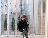 심플한 룩에 스틸레토 슬링백으로 포인트를