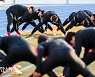 몸푸는 올림픽대표 축구대표팀 [경향포토]