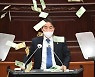 '5만원권 뿌리며 축의금 봉투 비판'..새해 첫 경남도의회 풍경입니다 [전국늬우스]