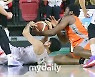 [MD포토] 문성곤 '탐슨, 내 공이야'