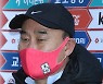인터뷰하는 김학범 감독