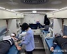 휴가 내 헌혈하는 공주교통㈜ 노조원들
